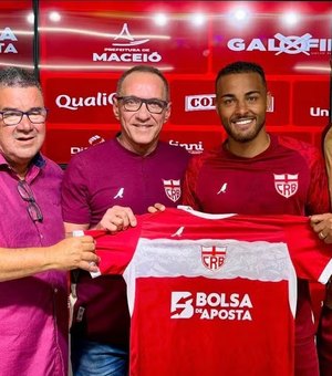 CRB apresenta o meia Estêvão que reencontra o técnico Fábio Matias