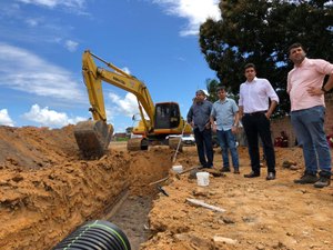 Rui Palmeira vistoria obras da Avenida José Moura Rocha, em Maceió