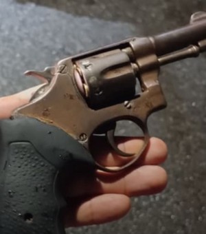 Homem é preso com arma de fogo escondida em bolsa feminina na Pajuçara