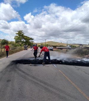 Manifestantes desbloqueiam rodovia em Porto Calvo após acordo