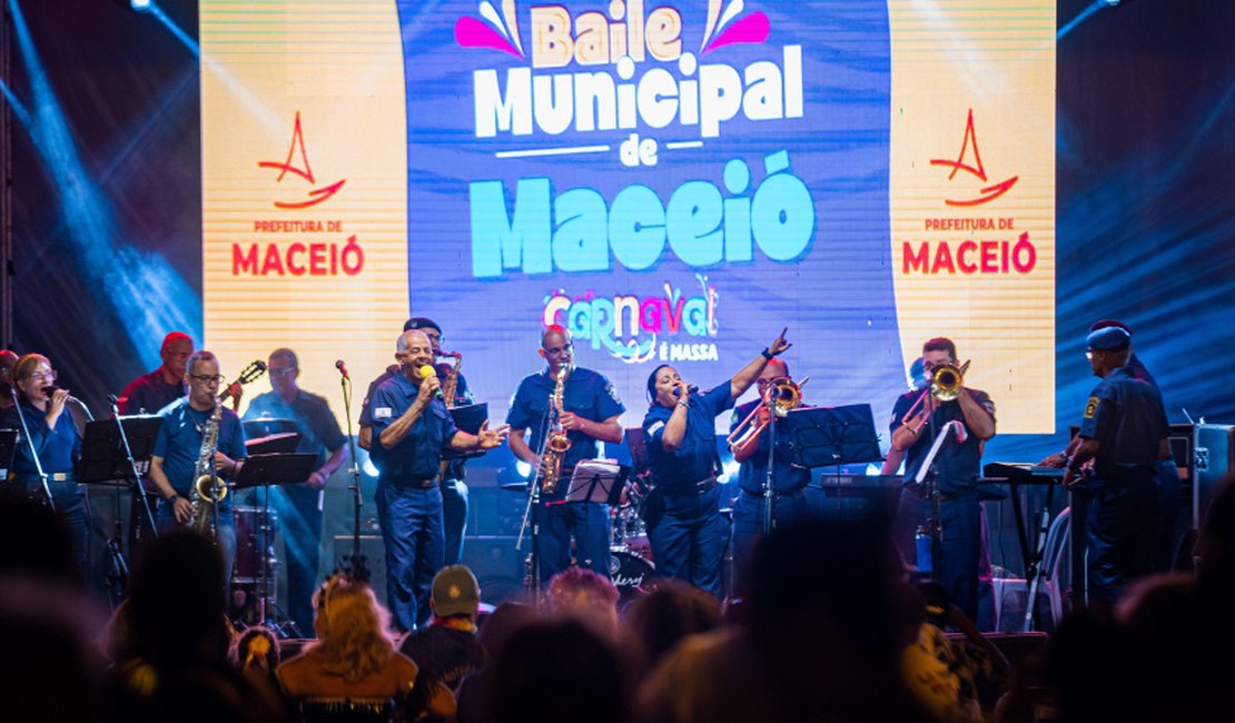 Baile Municipal resgata tradição e anima foliões na Praça Dois Leões