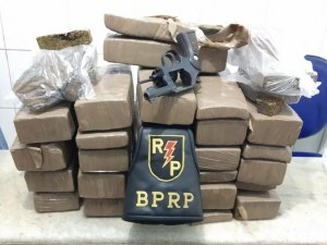 Com 50 kg de maconha, homem atira contra polícia, tenta subornar PMs e é preso 