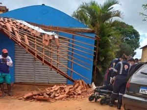 Motorista perde o controle e carro derruba telhado de casa em Arapiraca