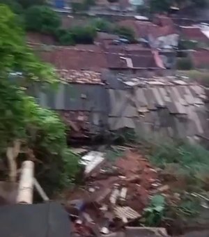 Chuvas provocam quedas de barreiras em Maceió