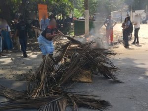 Mãe de menina que acusou padrasto de estupro protesta pela liberdade do marido