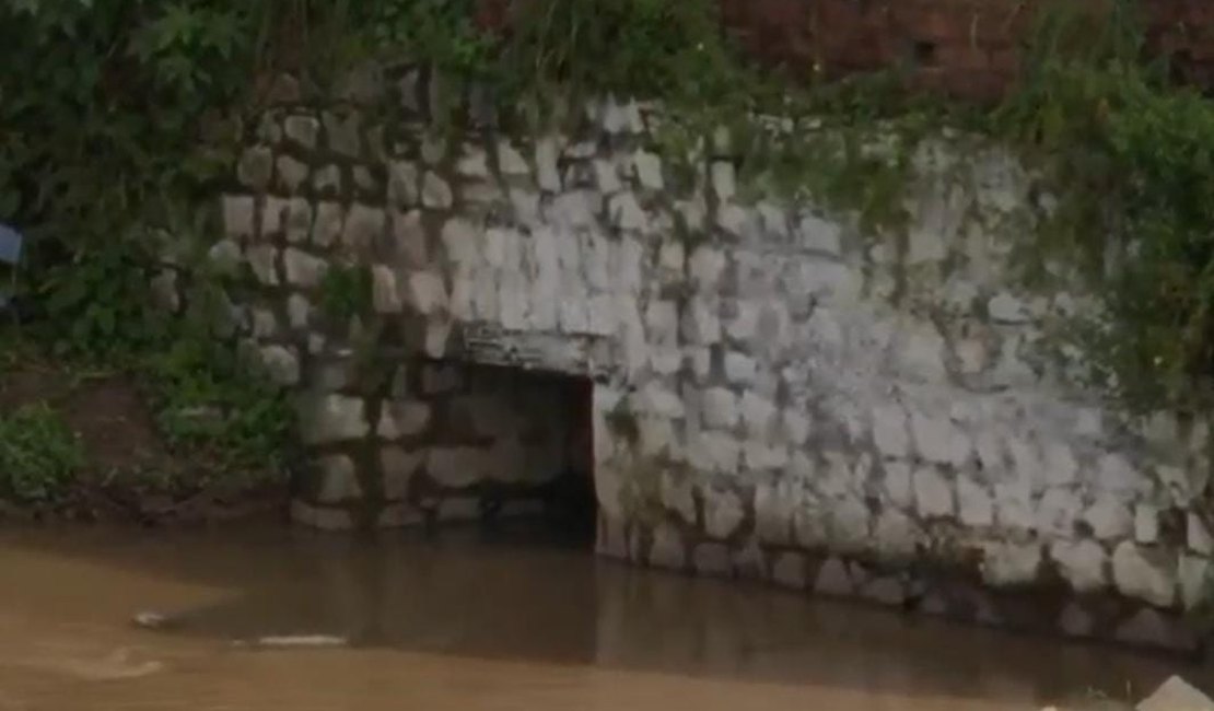 Mulher é sugada por cratera e é arrastada até rio em São José da Laje