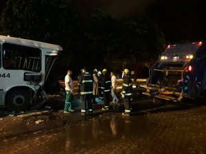 Colisão entre caminhão e ônibus deixa uma pessoa ferida em Maceió