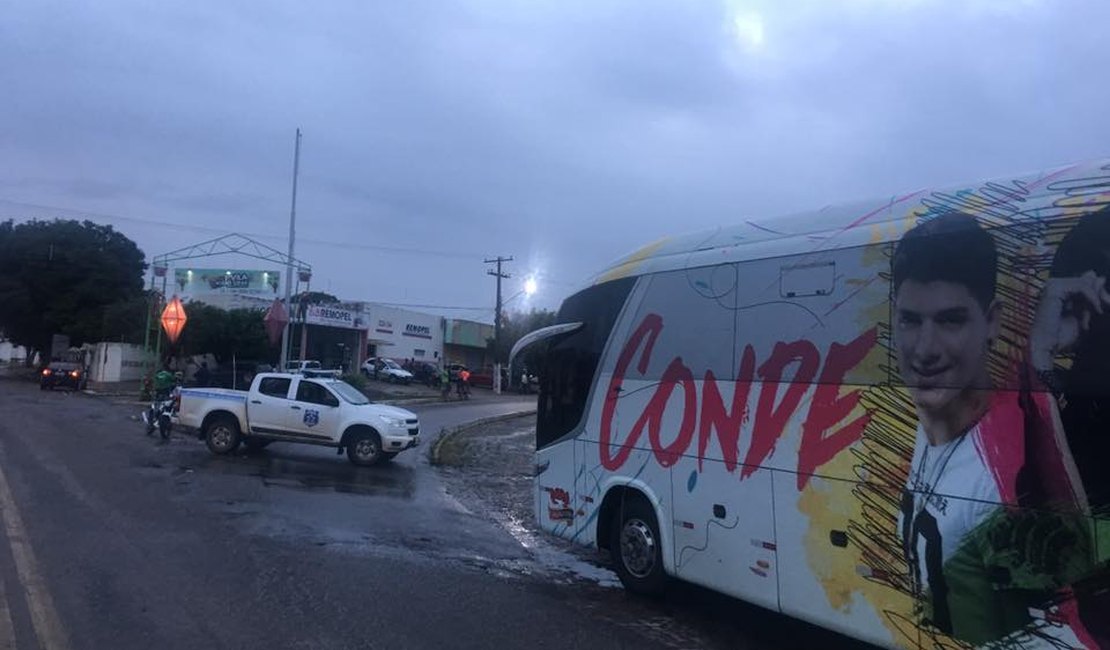 Vídeo: Banda de forró chega à cidade, mas prefeito cancela festa e desaparece no Agreste