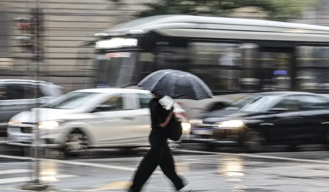 Inmet emite alerta para o RS de ventos de até 100 km/h e tempestade