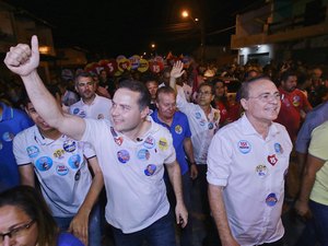 Renan Filho faz caminhada na parte alta de Maceió e destaca bom desempenho de AL na Prova Brasil