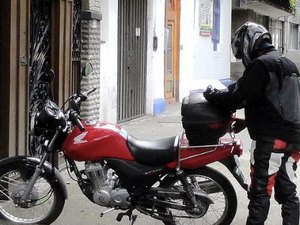 Saiba como é e como evitar o golpe do falso motoboy no uso do cartão  