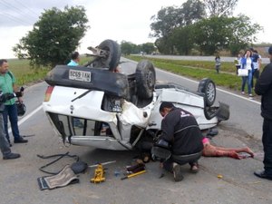 Condutora capota veículo, sofre acidente e fica presa às ferragens em Rio Largo