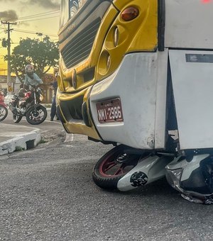 Motociclista e garupa param embaixo de ônibus após colisão na Av. Siqueira Campos