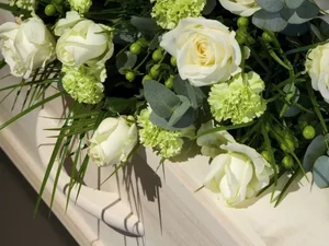 Dona de funerária levava corpos de bebês para 'dar amor' em casa