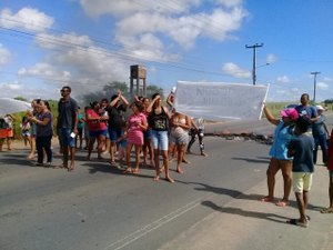 [Vídeo] Prefeitura não conclui UBS e moradores interditam rodovia AL 115 