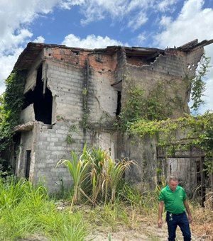 Imóvel abandonado no Clima Bom é demolido por recomendação da Defesa Civil de Maceió