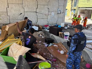 Dupla é presa com drogas e mandado em aberto em praça de Maceió