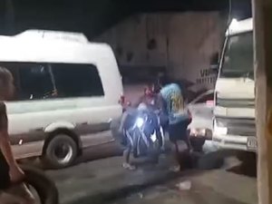 Moradores do Feitosa protestam contra falta de água no bairro