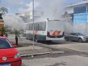 Ônibus da Veleiro pega fogo e revolta população de Rio Largo
