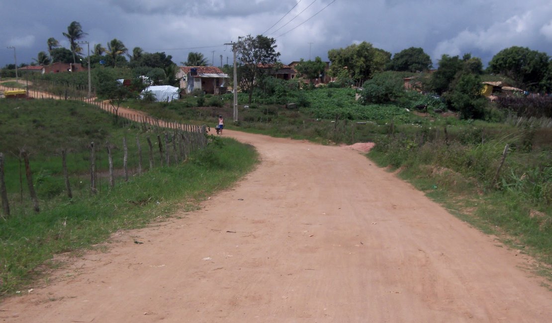 Em plena luz do dia, ladrões usam carro para roubar motocicleta em Arapiraca