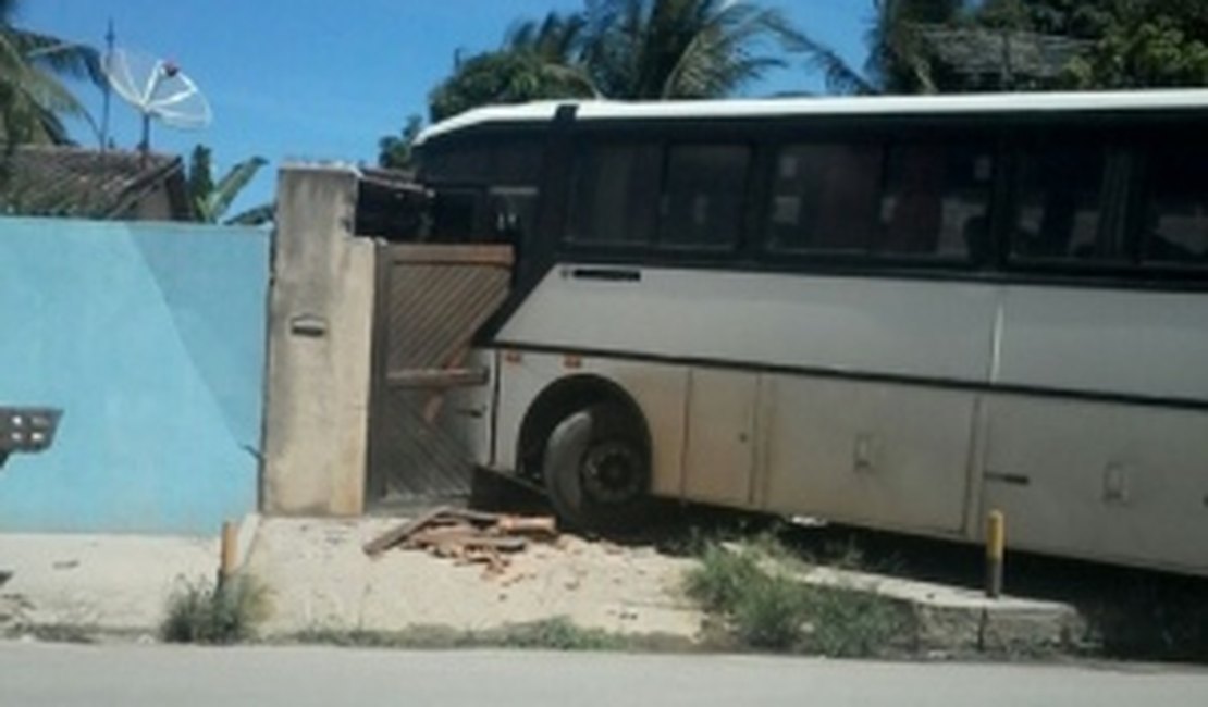 Ônibus de turismo desgovernado invade casa na parte alta de Maceió