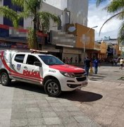 Homem é contido por populares suspeito de assaltar Centro usando canivete e tesoura
