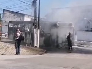 [Vídeo] Ônibus que transportava passageiros pega fogo no bairro Poço, em Maceió