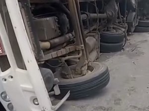 Caminhão que transportava família tomba às margens da BR-101 em Flexeiras