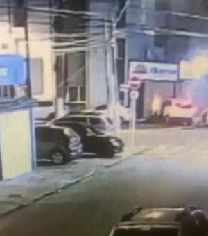 Carro invade fachada de hotel após batida em cruzamento na Jatiúca