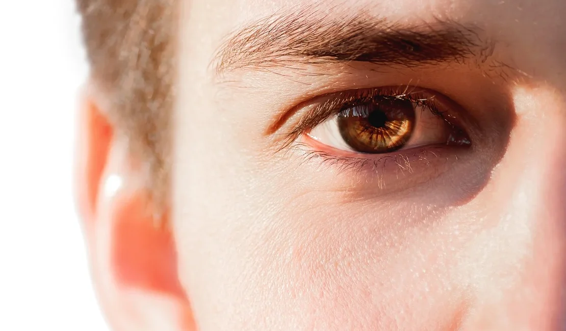 Trend nas redes, raspar os cílios pode causar lesões nos olhos