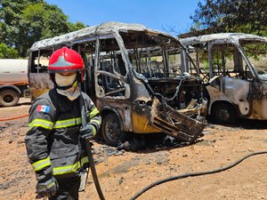 Pane elétrica pode ter sido causa de incêndio que atingiu dois ônibus em Coité