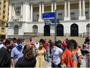 Placa em homenagem a Marielle é inaugurada em frente à Câmara do Rio