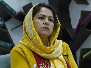 A luta de uma deputada afegã contra os talibãs