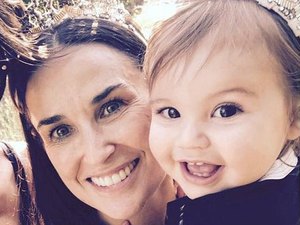 Atriz Demi Moore namora mulher há dois anos, diz site