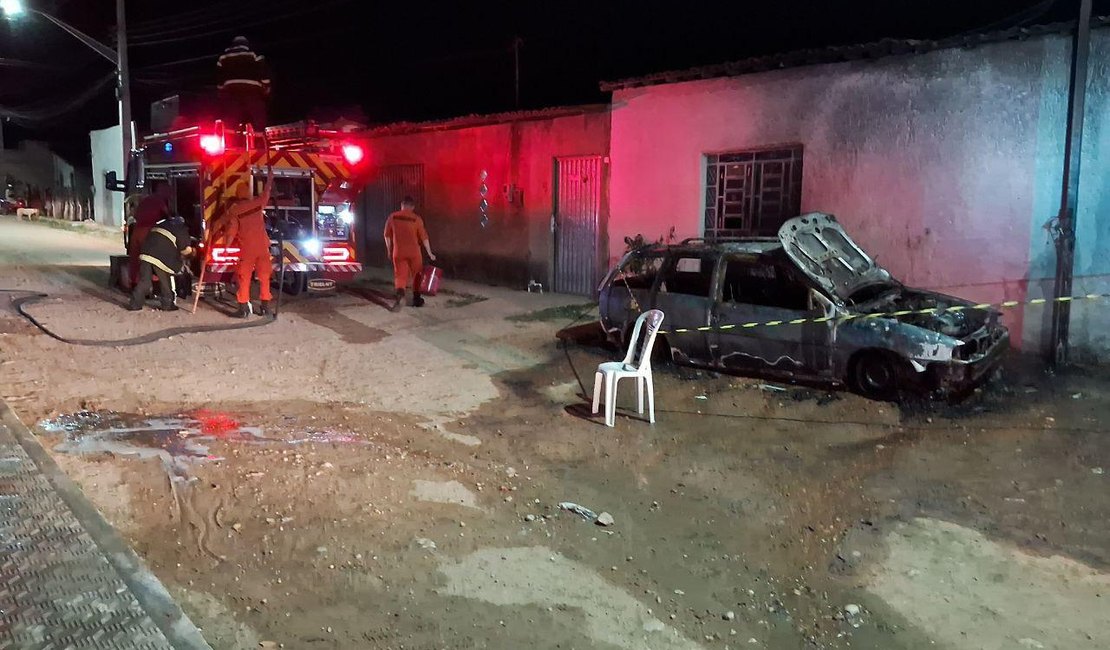 Incêndio atinge veículo e residência no bairro Eldorado, em Delmiro Gouveia