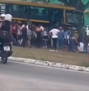 Ônibus escolar colide com árvore em Paulo Afonso-BA