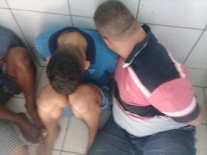 Dupla é presa praticando roubos no Bom Parto, em Maceió