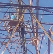 Homem tenta pular de torre de 40 metros e é impedido por populares em Major Izidoro