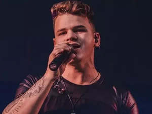 Cantor sertanejo de 27 anos morre após ter carro atingido por veículo em fuga