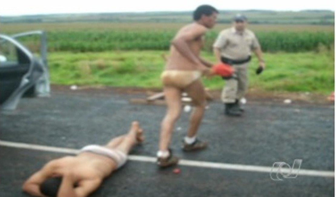 PRF flagra quatro jovens de cuecas na rodovia BR-060 em Goiás