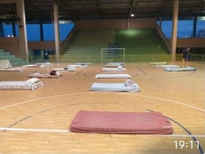 Moradores em situação de rua são acolhidos no Ginásio João Paulo II em Arapiraca