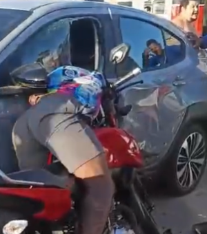 Motociclista fica preso a carro após acidente na parte alta de Penedo