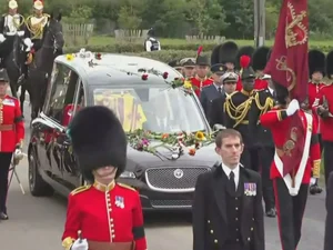 Caixão da rainha Elizabeth II chega a Windsor