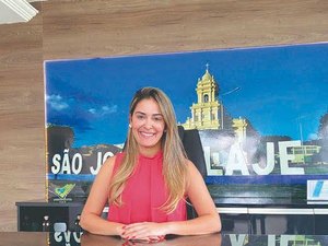 Prefeita Angela Vanessa concede abono salarial (14º) a todos os servidores efetivos e 13º a todos os servidores contratados da Rede Municipal de Ensino