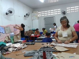 Capacitação em corte e costura assegura profissão a mulheres no Agreste
