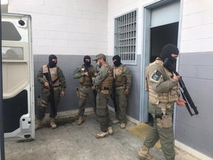 Policiais penais transferem 72 presos da Casa de Custódia de Arapiraca