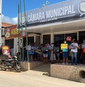 Servidores da Educação protestam na Barra de Santo Antônio