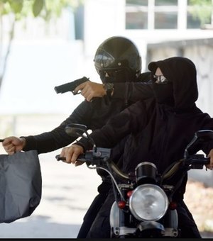 Adolescente tem celular roubado por dois homens em uma moto, em Passe de Camaragibe