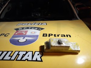 Homem tentar esconder drogas debaixo de carro, mas é preso