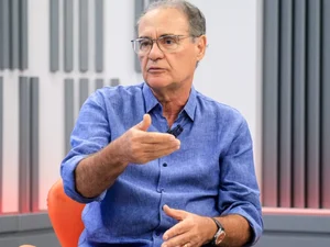 Disputa acirrada pelo Senado faz Renan confrontar Lira em sabatina